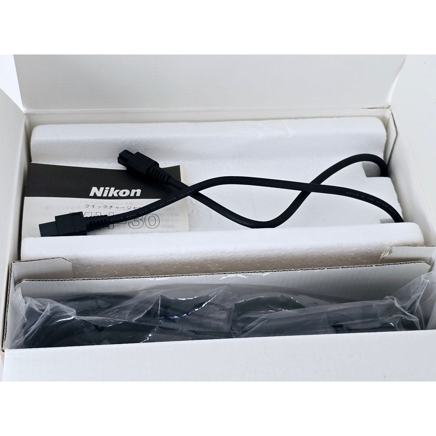 [Pre-owned] Nikon MH-30 Ni-MH Battery Charger for F5 — MINT — Japan #3896