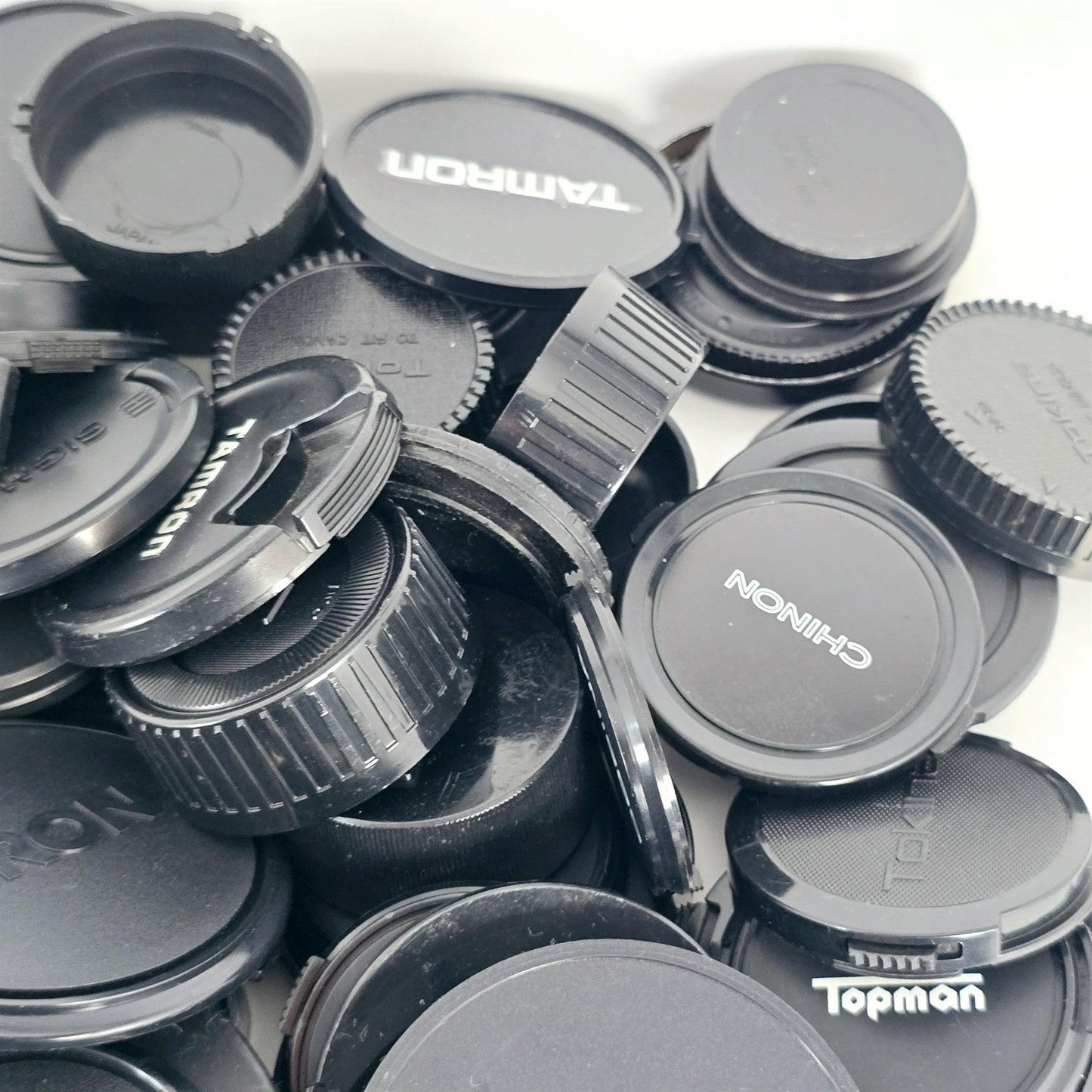 [Pre-owned] Bulk Lot 100 pcs Camera Lens Caps Front Rear Assorted — Near Mint — Japan #5566