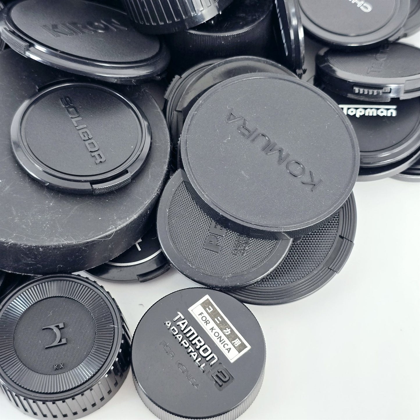[Pre-owned] Bulk Lot 100 pcs Camera Lens Caps Front Rear Assorted — Near Mint — Japan #5566