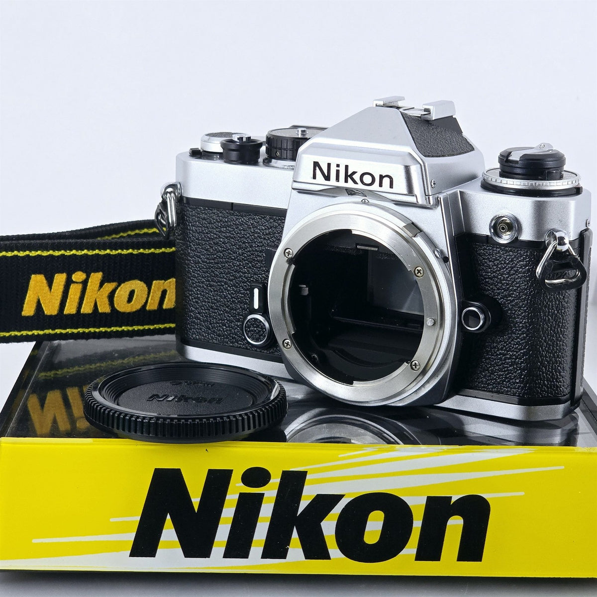 [Pre-owned] Nikon FE SLR 35mm Film Camera Body Only Silver — Near Mint — Japan #5623