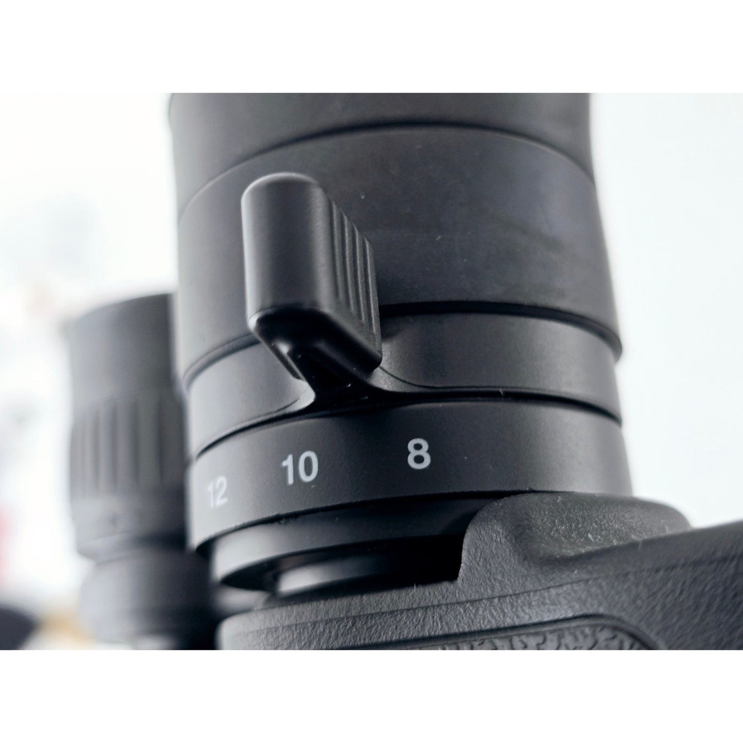 [Pre-owned] Nikon Aculon A211 8-18x42 Porro Prism Zoom Binocular w/ Case — MINT — Japan #2770