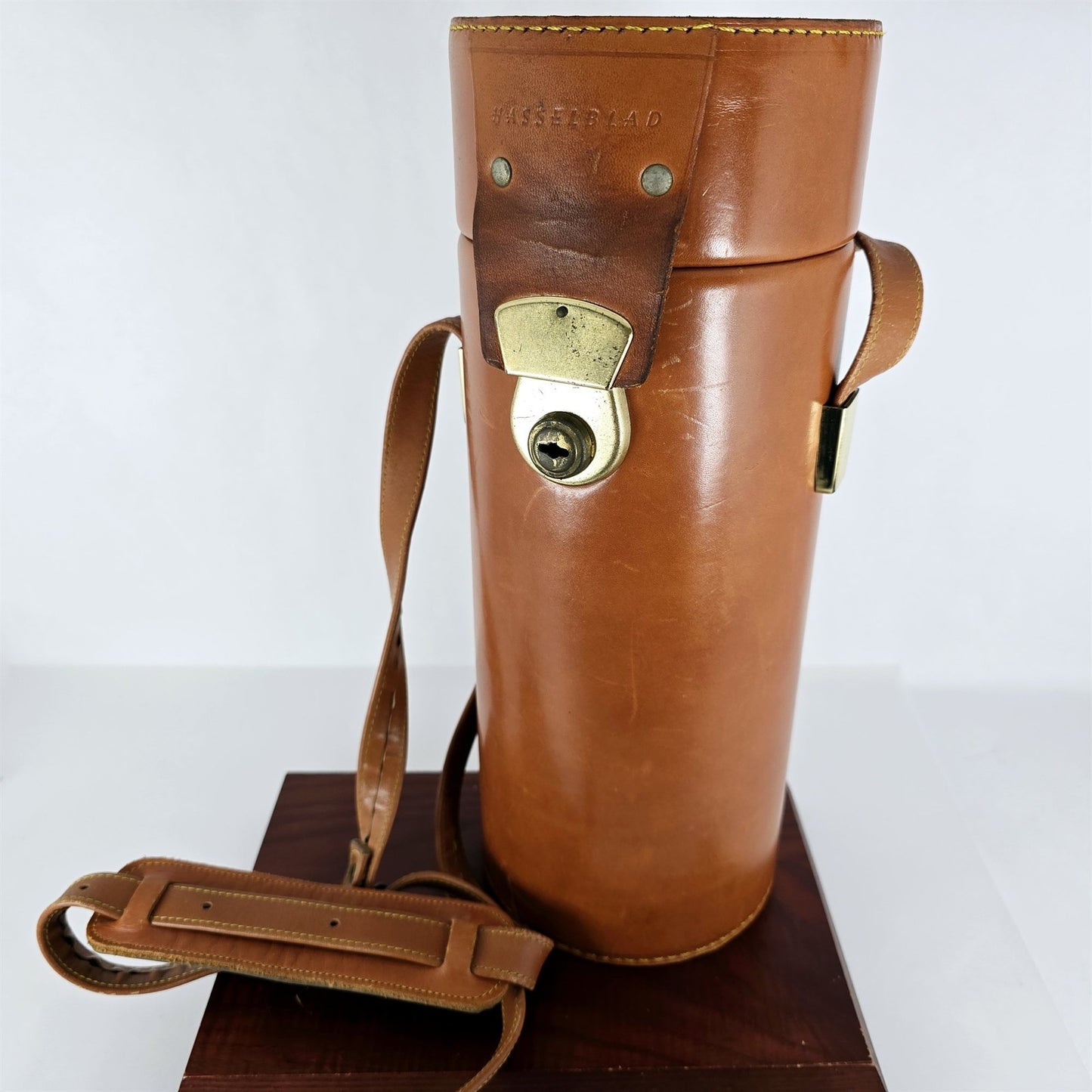 [Pre-owned] Genuine Hasselblad Hard Leather Lens Carrying Case — Excellent+++++ — Japan #5347