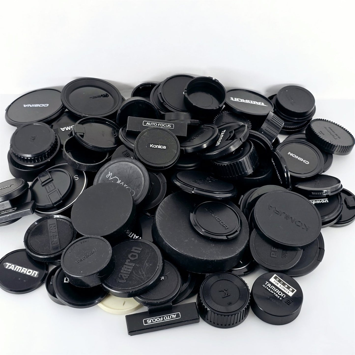 [Pre-owned] Bulk Lot 100 pcs Camera Lens Caps Front Rear Assorted — Near Mint — Japan #5566