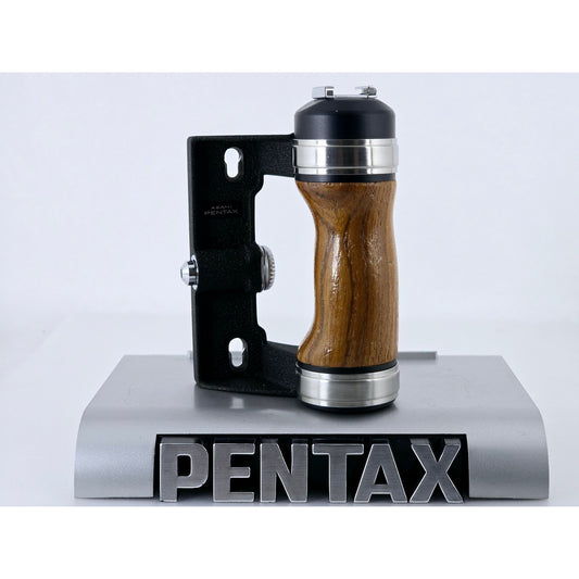 [Pre-owned] Asahi Pentax Hand Wood Grip w/ Hot Shoe for 67 67II 6x7 — Near MINT — Japan #5185