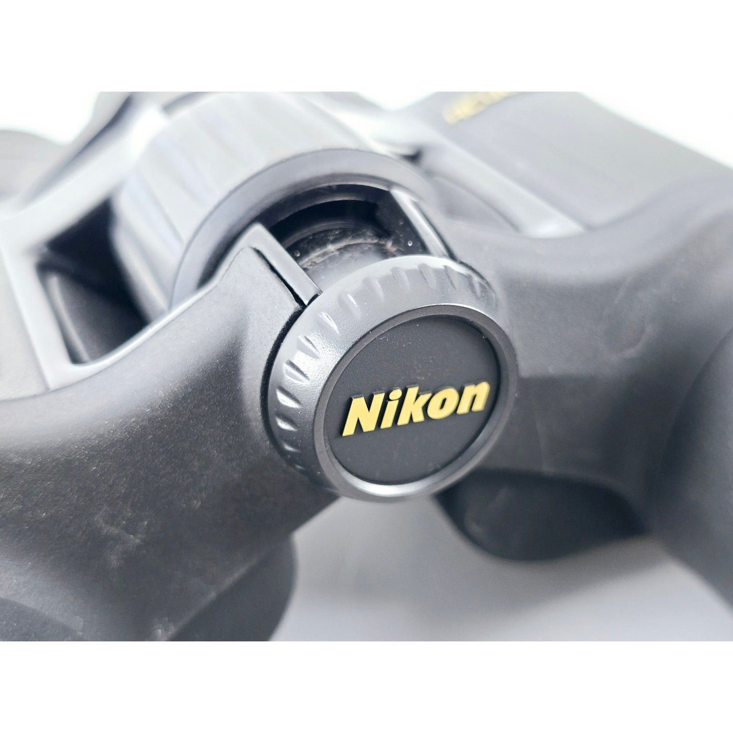 [Pre-owned] Nikon Aculon A211 8-18x42 Porro Prism Zoom Binocular w/ Case — MINT — Japan #2770