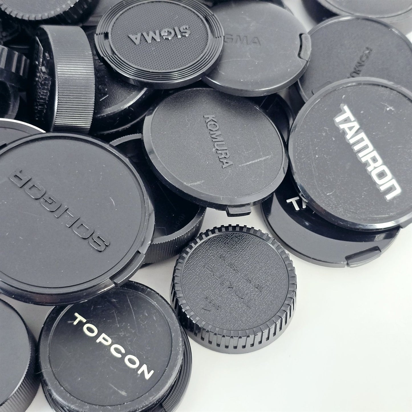 [Pre-owned] Bulk Lot 100 pcs Camera Lens Caps Front & Rear Assorted — Near Mint — Japan #5567