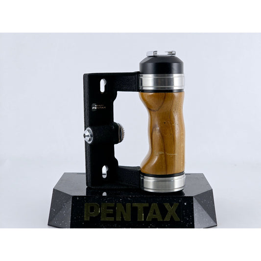 [Pre-owned] Asahi Pentax Hand Wood Grip w/ Hot Shoe for 67 67II 6x7 — Near MINT — Japan #3326