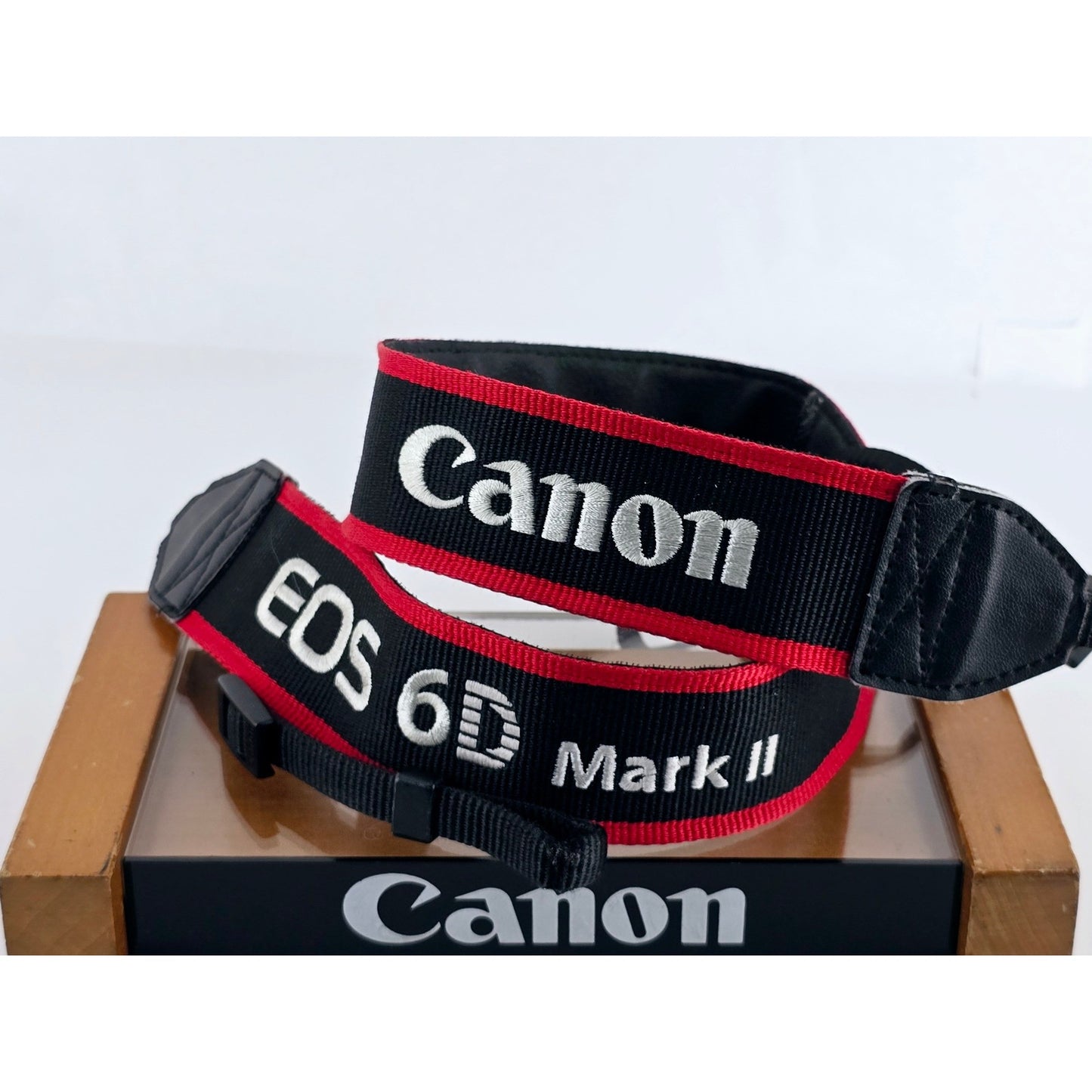 [Pre-owned] Canon EOS 6D Mark II Camera Neck Strap 1.57in (4cm) — MINT — Japan #4240