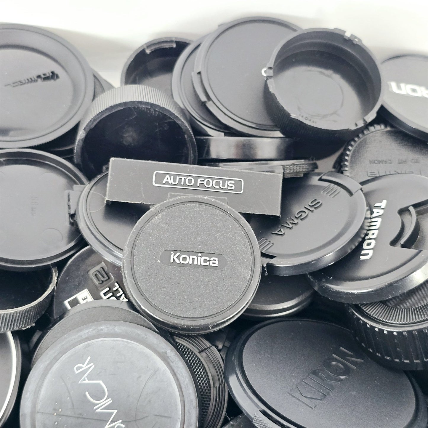 [Pre-owned] Bulk Lot 100 pcs Camera Lens Caps Front Rear Assorted — Near Mint — Japan #5566