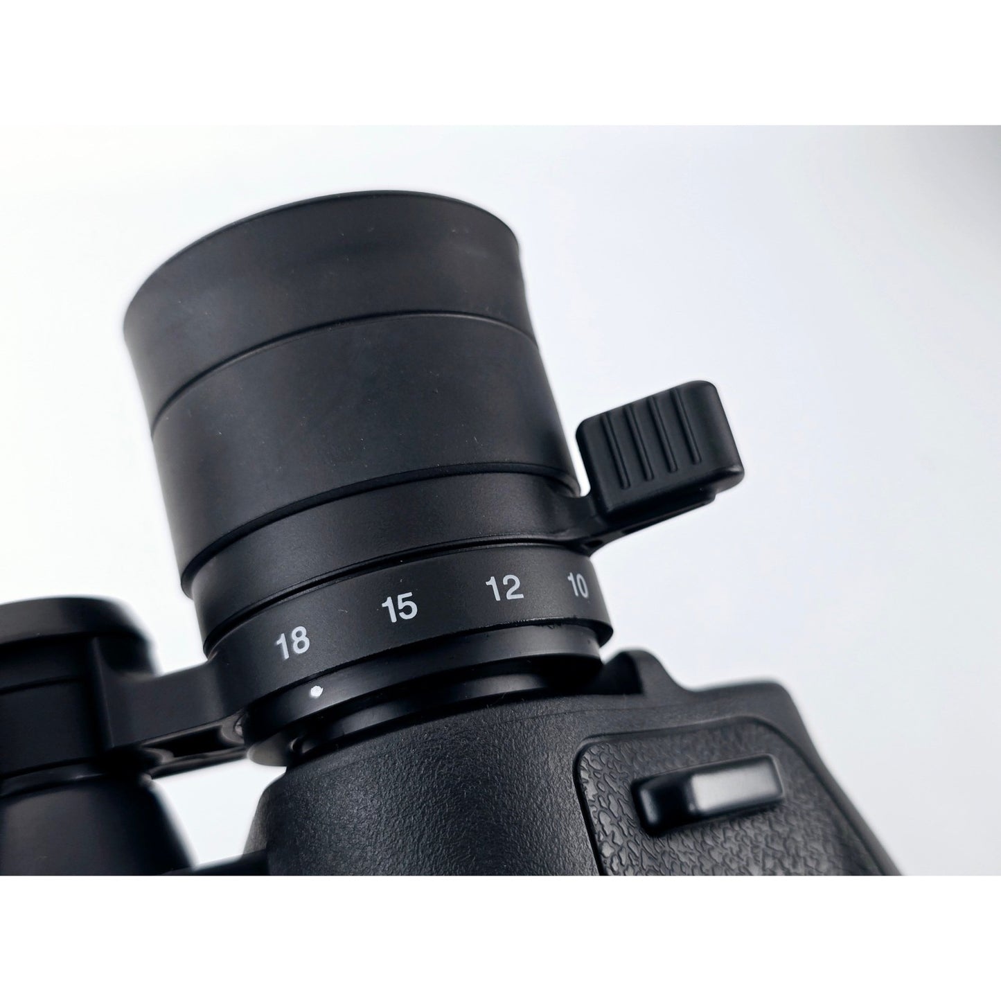 [Pre-owned] Nikon Aculon A211 8-18x42 Porro Prism Zoom Binocular w/ Case — MINT — Japan #2770