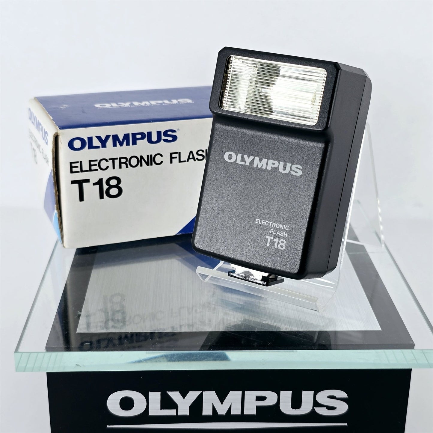 [Pre-owned] Olympus T18 Electronic Flash Unit for 35mm Film Camera — Mint — Japan #5517