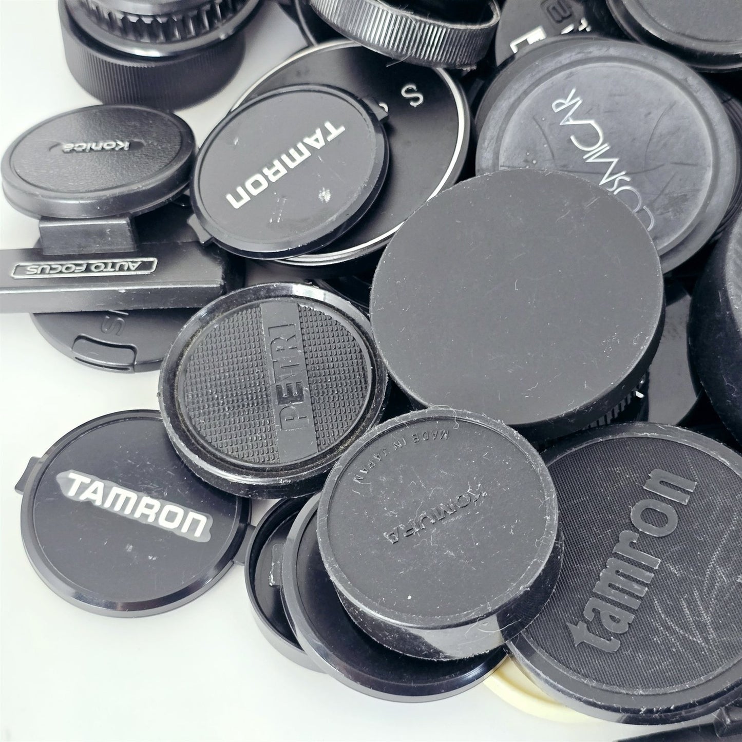 [Pre-owned] Bulk Lot 100 pcs Camera Lens Caps Front Rear Assorted — Near Mint — Japan #5566