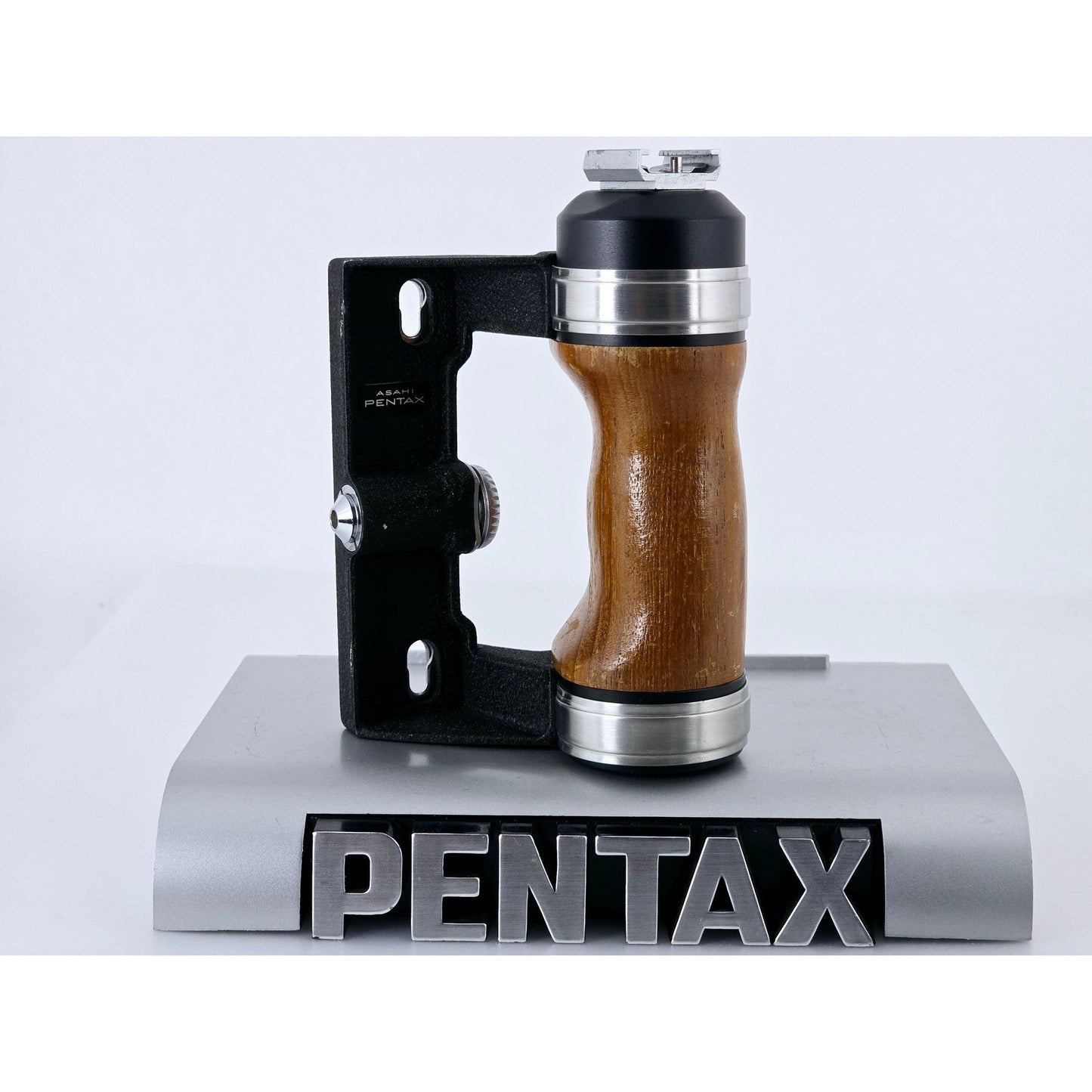 [Pre-owned] Asahi Pentax Hand Wood Grip w/Hot Shoe for 67 67II 6x7 — Near MINT — Japan #5186
