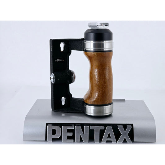 [Pre-owned] Asahi Pentax Hand Wood Grip w/Hot Shoe for 67 67II 6x7 — Near MINT — Japan #5186