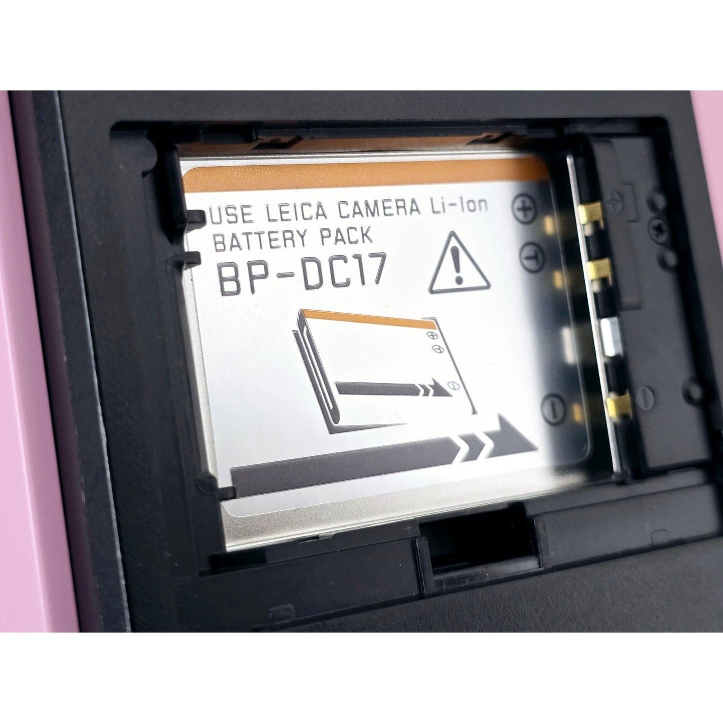 [Pre-owned] Leica Sofort Type 2754 Instant Film Camera (Pink) — Near MINT — Japan #5142