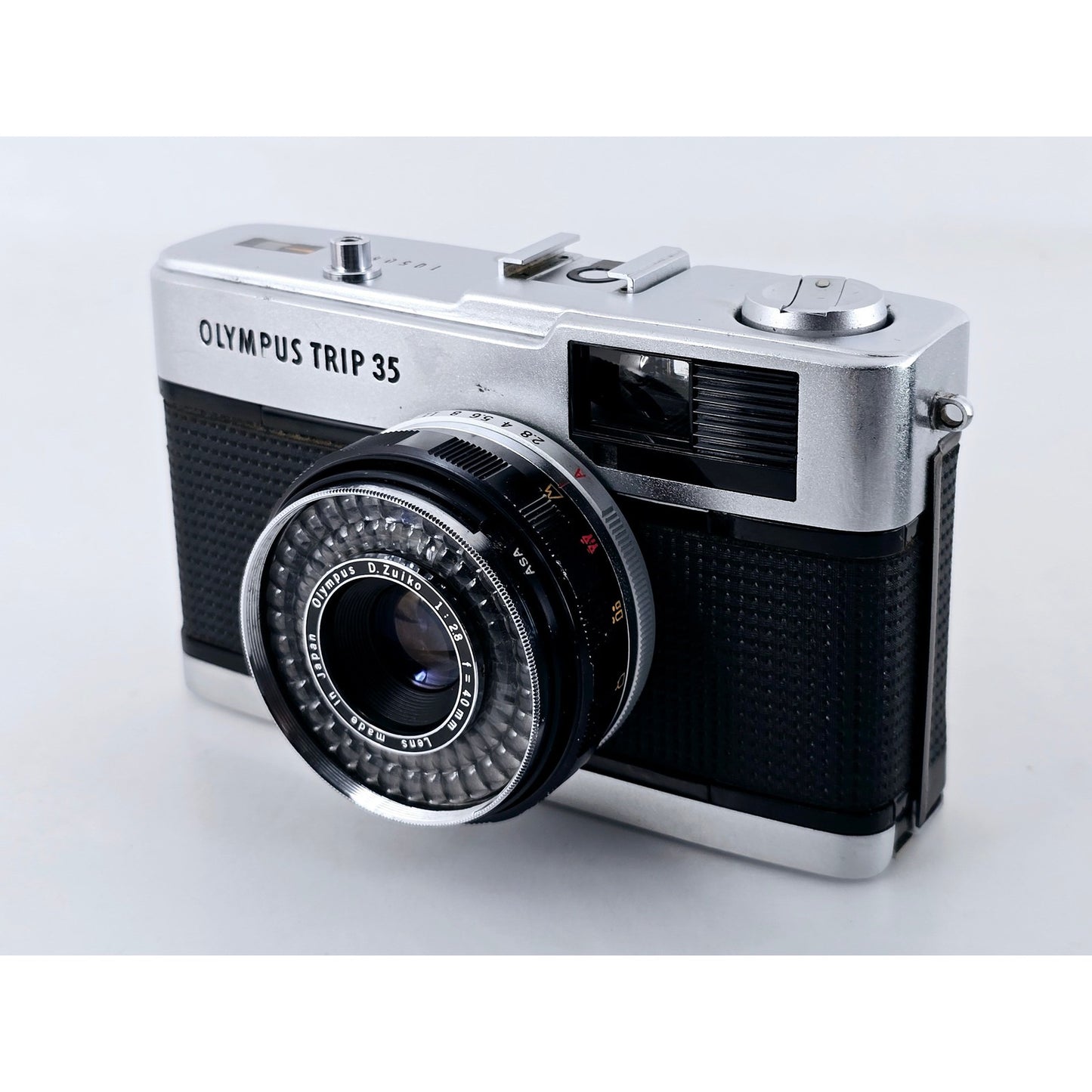 [Pre-owned] Olympus Trip 35 Point & Shoot 35mm Film Camera — Near MINT — Japan #3179