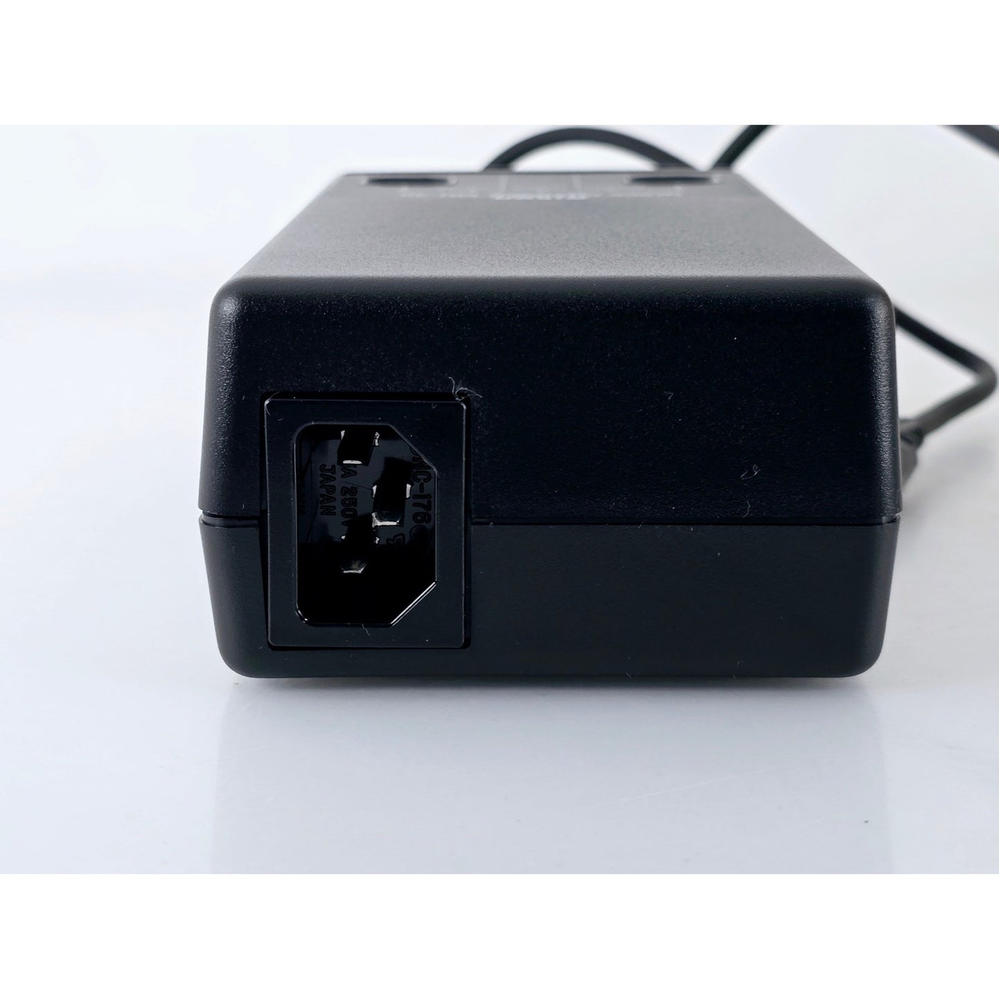 [Pre-owned] Nikon MH-30 Ni-MH Battery Charger for F5 — MINT — Japan #3896