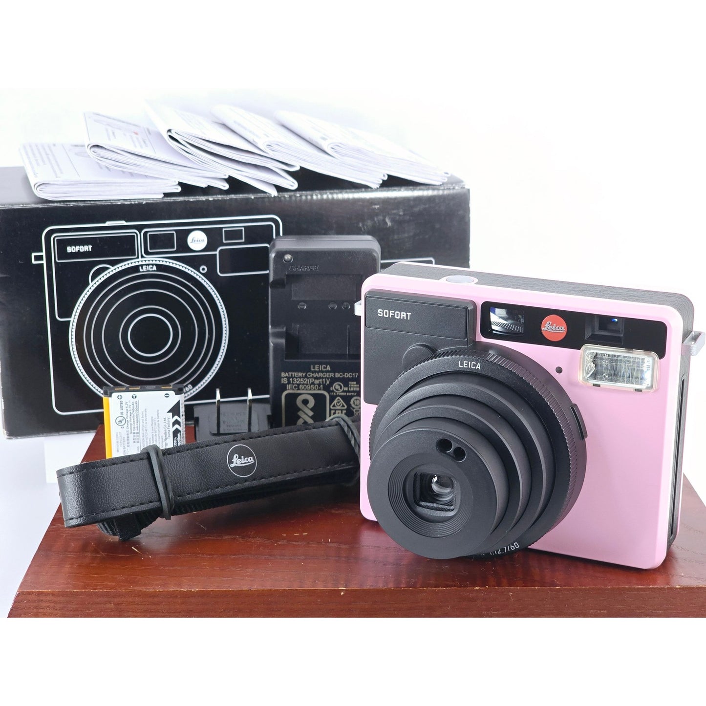 [Pre-owned] Leica Sofort Type 2754 Instant Film Camera (Pink) — Near MINT — Japan #5142