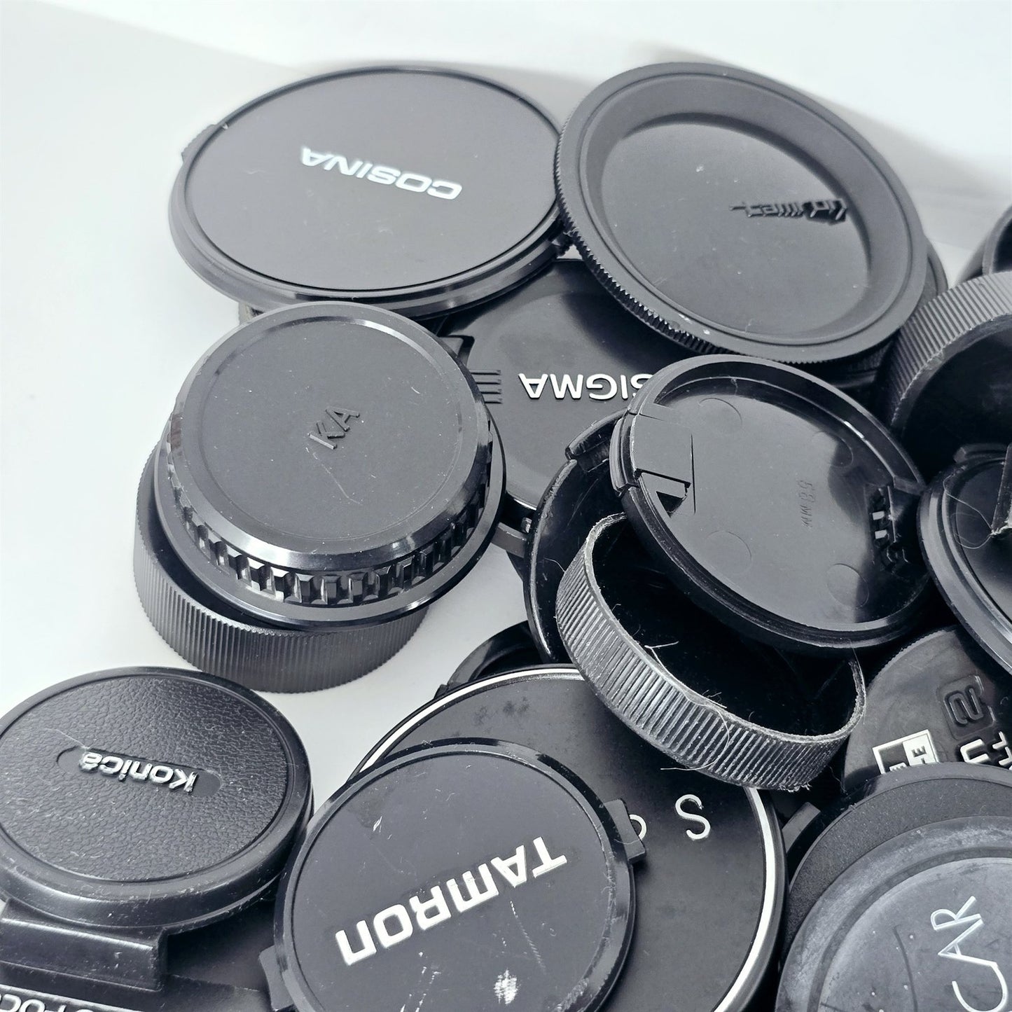 [Pre-owned] Bulk Lot 100 pcs Camera Lens Caps Front Rear Assorted — Near Mint — Japan #5566