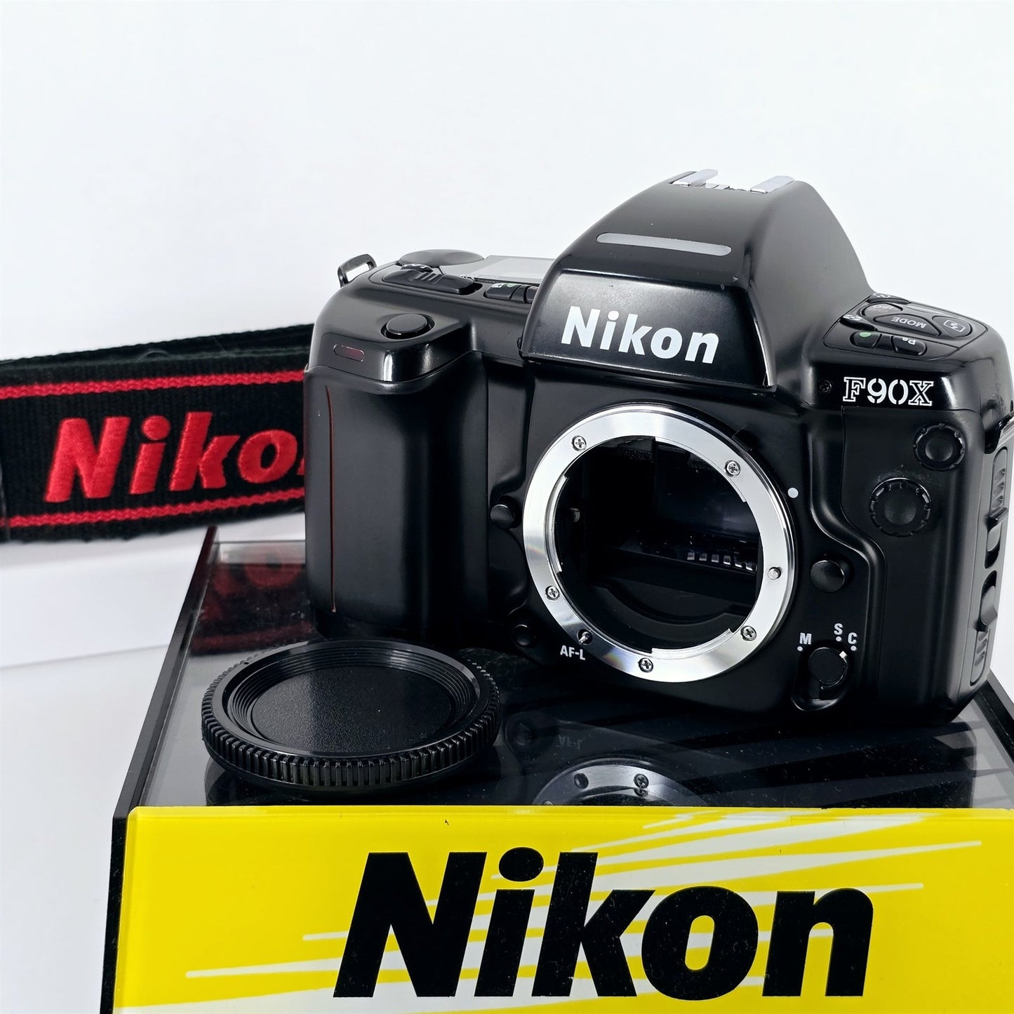 [Pre-owned] Nikon F90X / N90s SLR 35mm Film Camera Body (Black) — Near Mint — Japan #5512