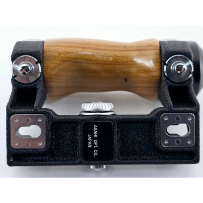 [Pre-owned] Asahi Pentax Hand Wood Grip w/ Hot Shoe for 67 67II 6x7 — Near MINT — Japan #3326