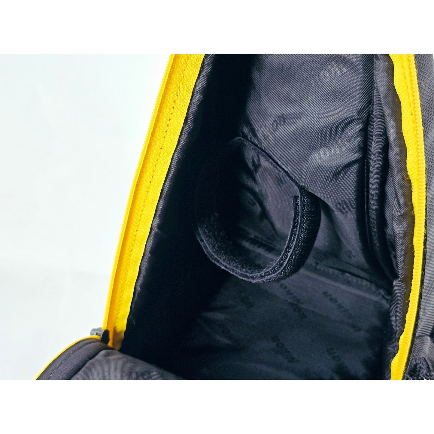 [Pre-owned] Genuine Nikon Camera Shoulder Bag Black/Yellow — MINT — Japan #5067