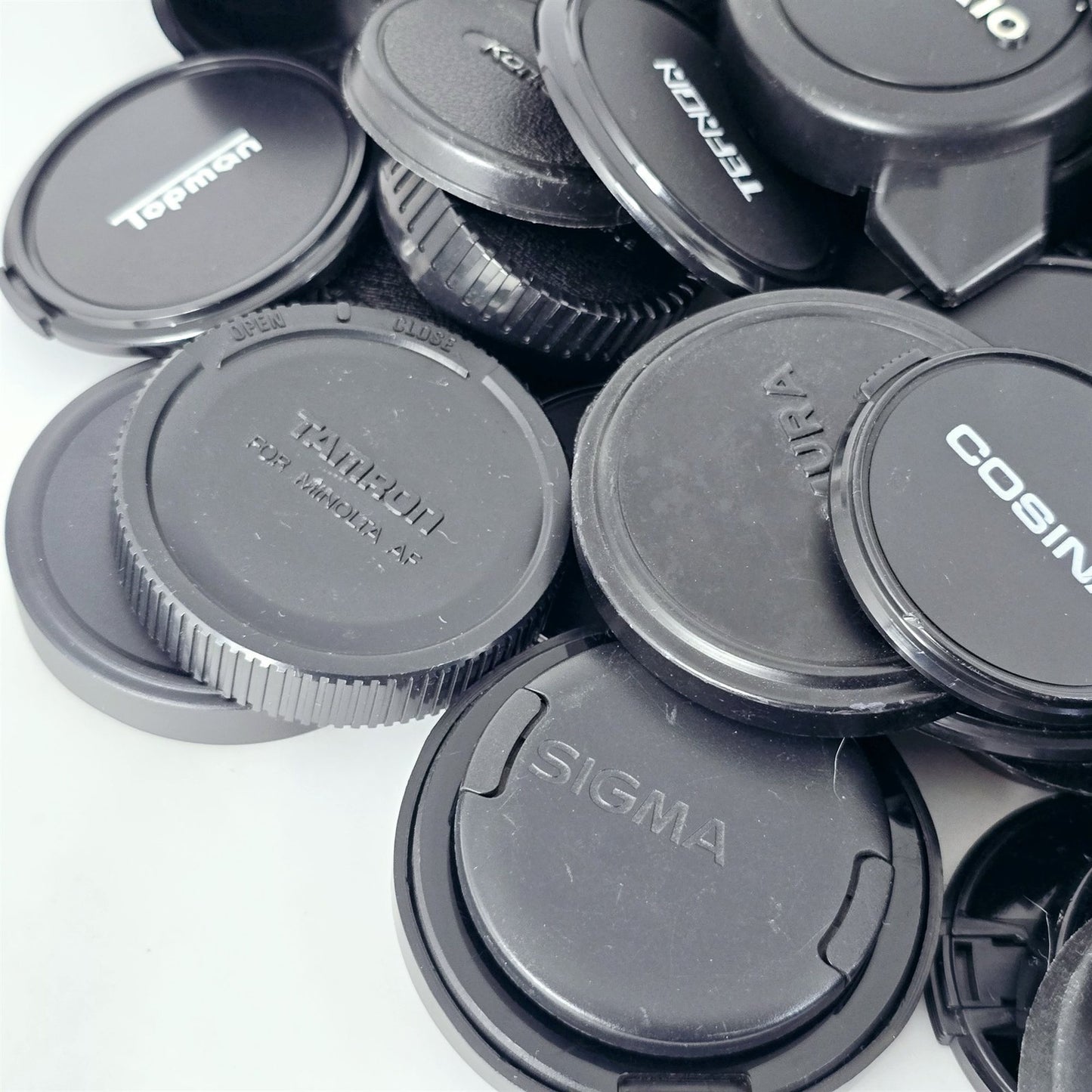 [Pre-owned] Bulk Lot 100 pcs Camera Lens Caps Front & Rear Assorted — Near Mint — Japan #5567