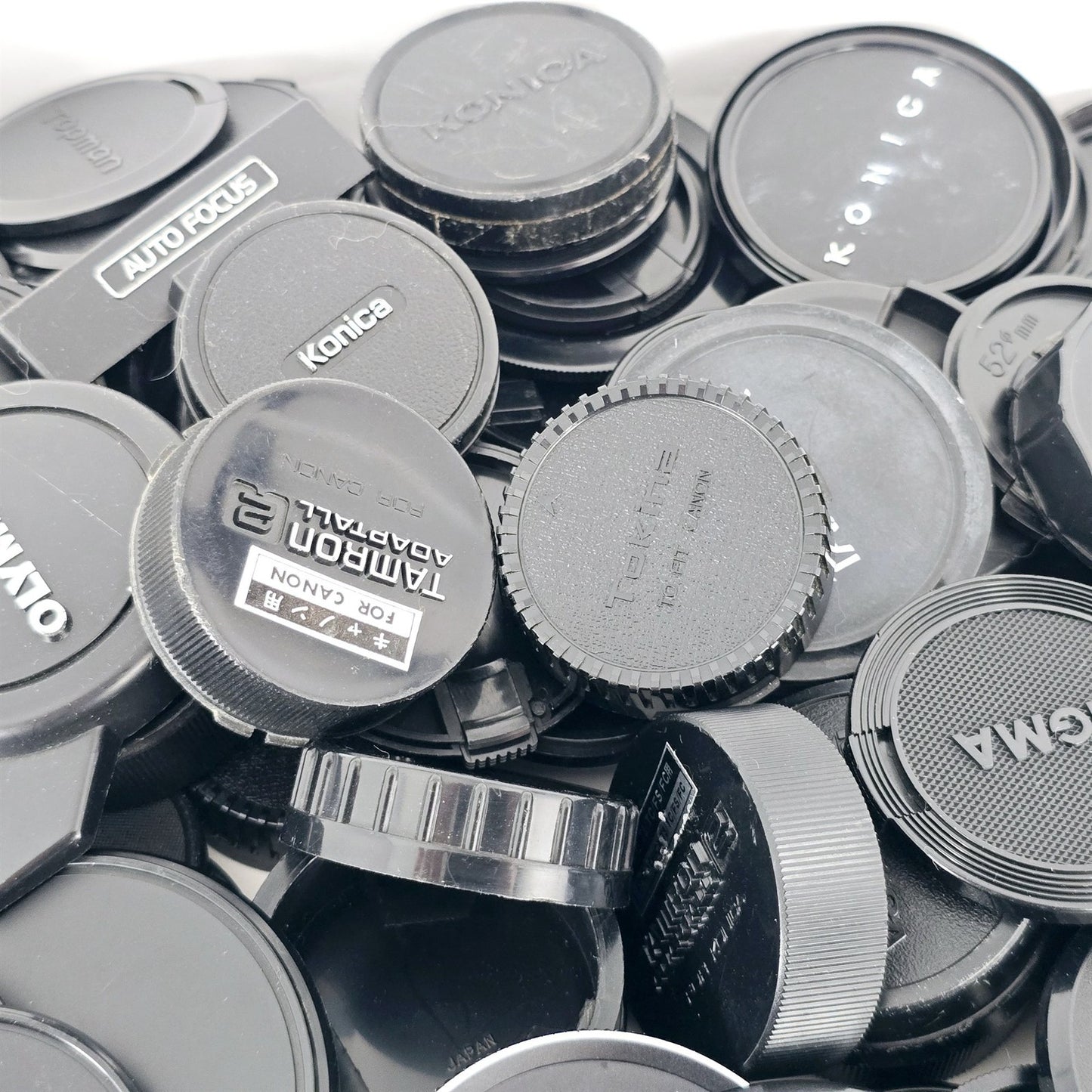 [Pre-owned] Bulk Lot 100 pcs Camera Lens Caps Front & Rear Assorted — Near Mint — Japan #5567